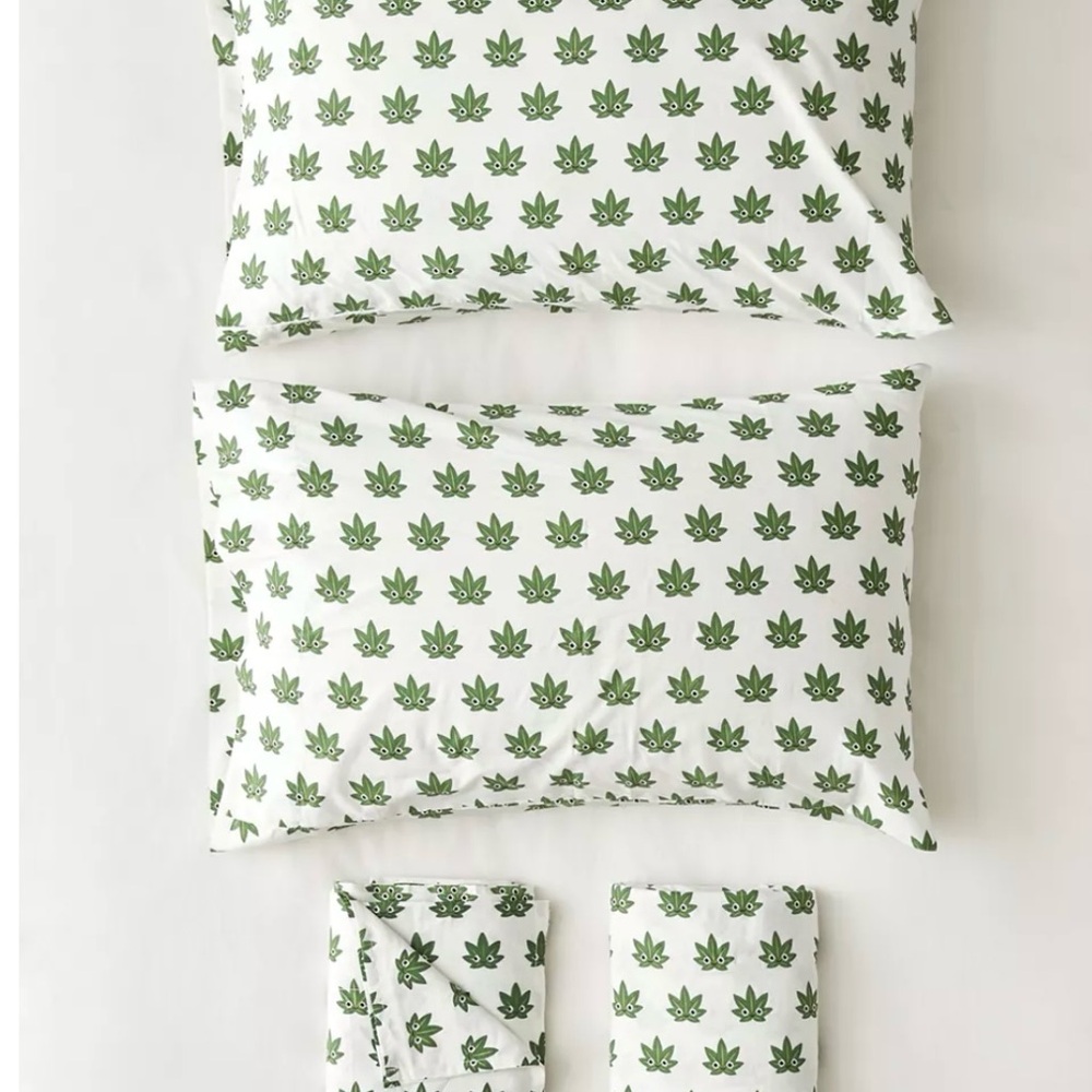 Urban Outfitters LEAFY BUDDY SHEET full size Set